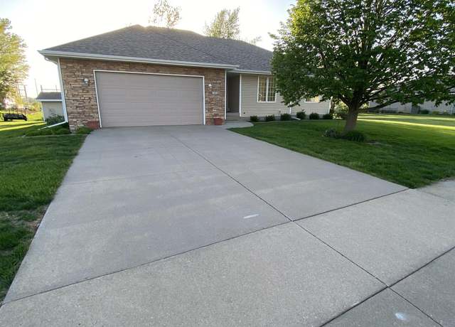 Property at 5 S 29th St, Marshalltown, IA 50158, 4 beds, 3 baths
