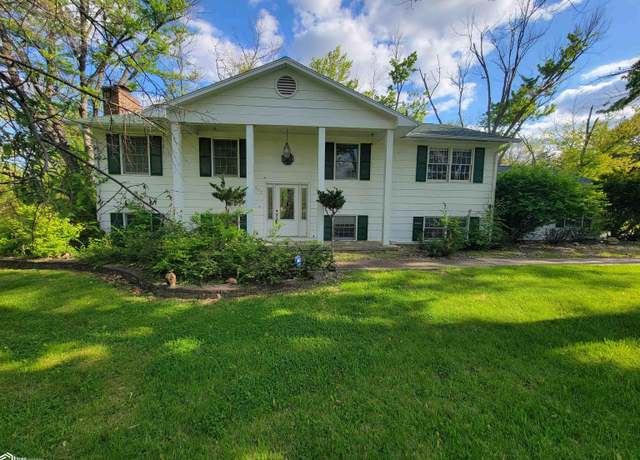 Property at 304 Pike Rd, Ottumwa, IA 52501, 3 beds, 2.5 baths