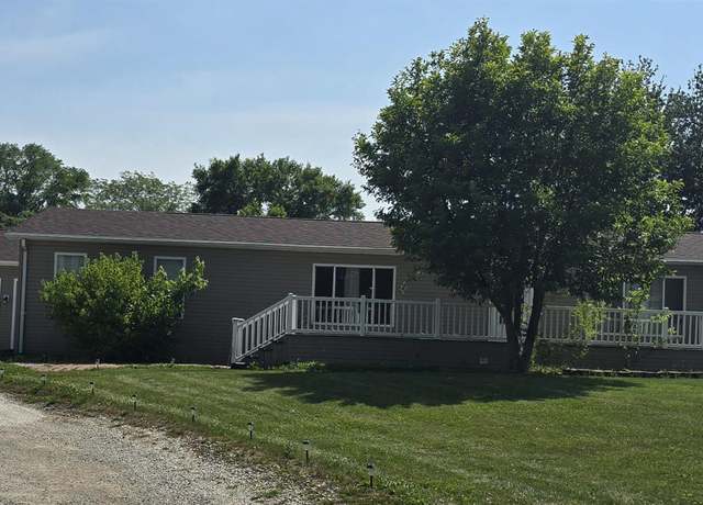 Property at 1702 Pella Ave, Oskaloosa, IA 52577, 4 beds, 2.5 baths