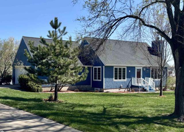 Property at 2101 Silverlakes Cir, Fairfield, IA 52556, 4 beds, 3 baths