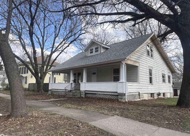 Property at 402 W Washington Ave, Fairfield, IA 52556, 3 beds, 2 baths