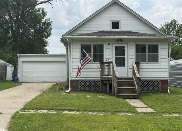 Property at 924 W Mills St, Creston, IA 50801, 3 beds, 1 bath