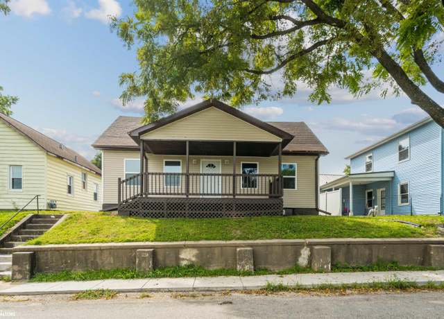 Property at 607 N Gunnison St, Burlington, IA 52601, 3 beds, 1 bath