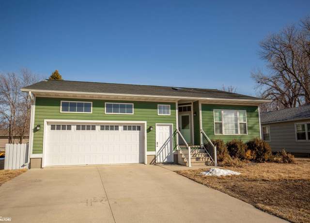Property at 1709 E Poplar St, Algona, IA 50511, 3 beds, 2 baths
