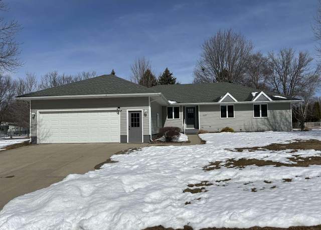 Property at 117 Oakview Dr, Forest City, IA 50436, 3 beds, 3 baths