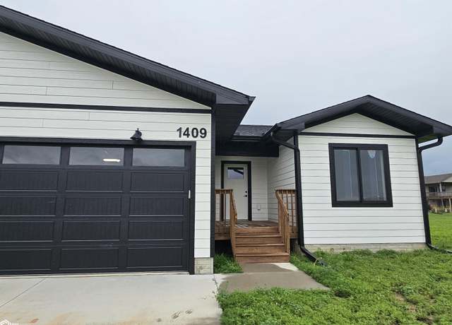 Property at 1409 E 10th St, Carroll, IA 51401, 4 beds, 3 baths