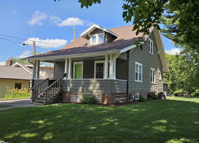 Property at 210 S 9th St, Oskaloosa, IA 52577, 4 beds, 2 baths