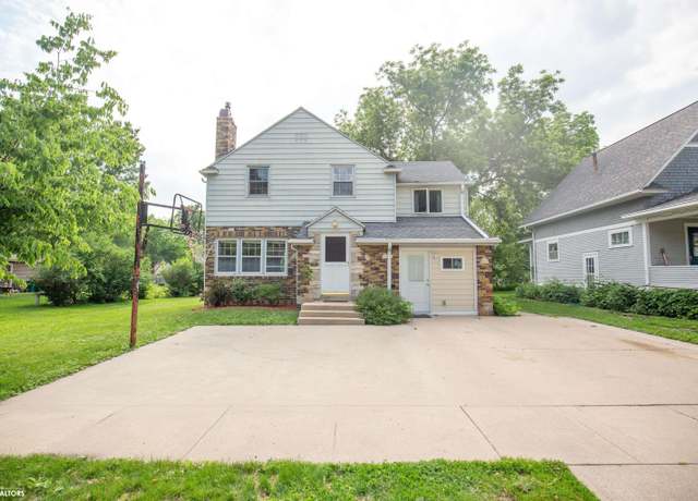 Property at 716 S Jones St, Algona, IA 50511, 4 beds, 2.5 baths