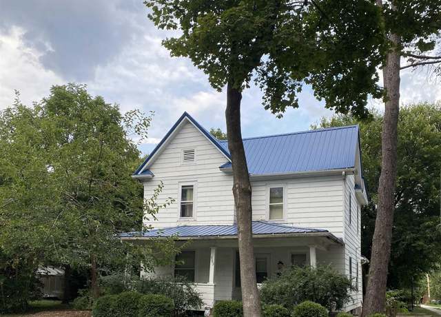 Property at 503 S 4th St, Fairfield, IA 52556, 3 beds, 1.5 baths