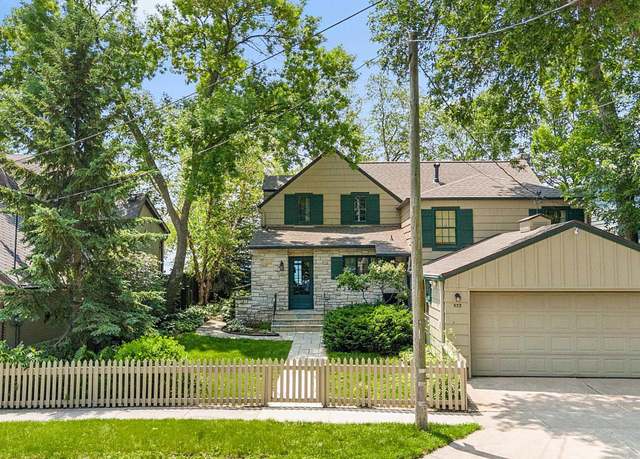 Property at 533 N Shore Dr Dr, Clear Lake, IA 50428, 5 beds, 3.5 baths