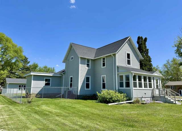 Property at 404 Broad St, Grinnell, IA 50112, 3 beds, 2.5 baths
