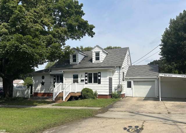 Property at 1300 7th Ave Ave N, Clear Lake, IA 50428, 3 beds, 2.5 baths