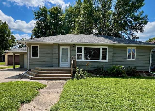 Property at 220 5th Ave NE, Clarion, IA 50525, 3 beds, 2 baths