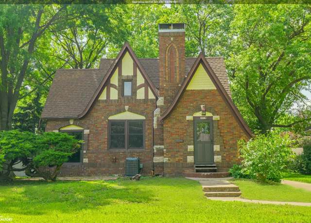 Property at 2119 Summer St St, Burlington, IA 52601, 3 beds, 2 baths