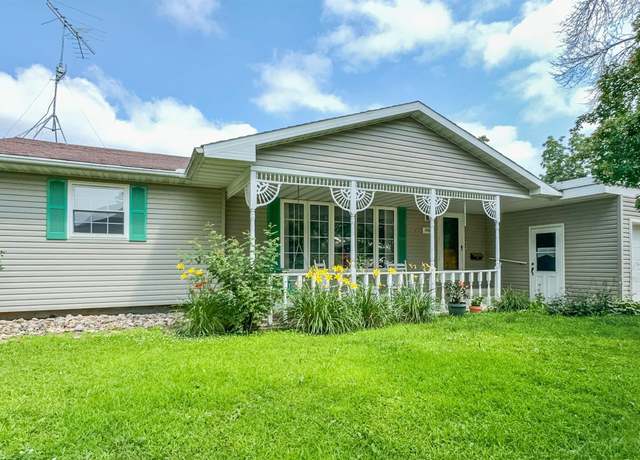 Property at 410 10th St SE, Hampton, IA 50441, 3 beds, 2 baths