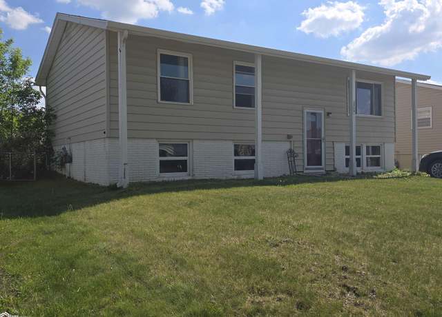 Property at 3709 Spruce Wood Dr NE, Cedar Rapids, IA 52402, 3 beds, 2 baths