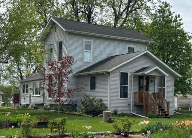Property at 501 W Walnut St, Bloomfield, IA 52537, 4 beds, 2 baths