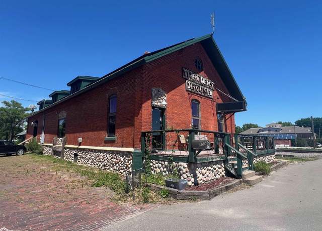 Property at 500 N 4th St, Fairfield, IA 52556, 2 beds, 3 baths