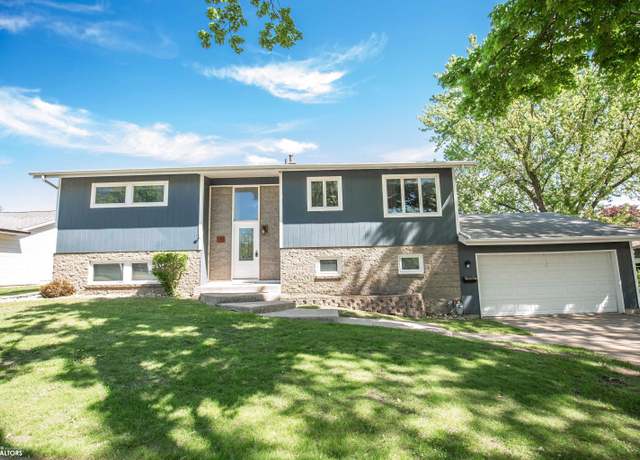 Property at 711 E Chubb St, Algona, IA 50511, 3 beds, 3 baths