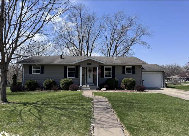 Property at 906 S 8th St, Fairfield, IA 52556, 4 beds, 2 baths