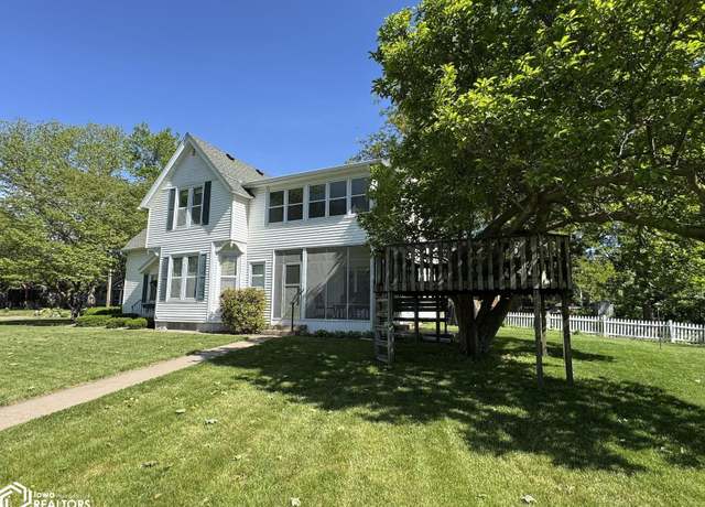 Property at 2040 Highland Ave, Burlington, IA 52601, 4 beds, 2 baths