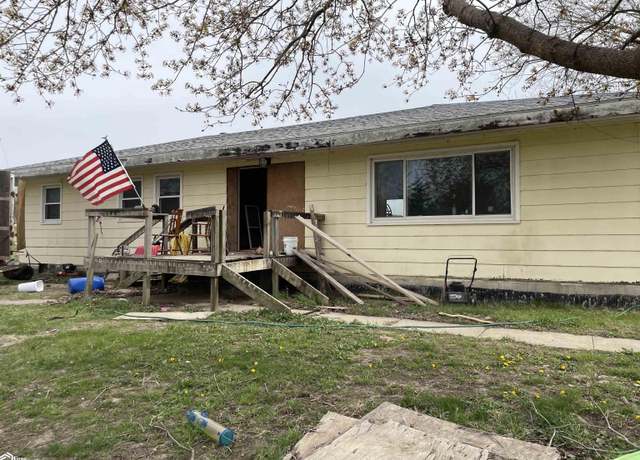 Property at 7606 Cliffland Rd, Ottumwa, IA 52501, 3 beds, 2 baths