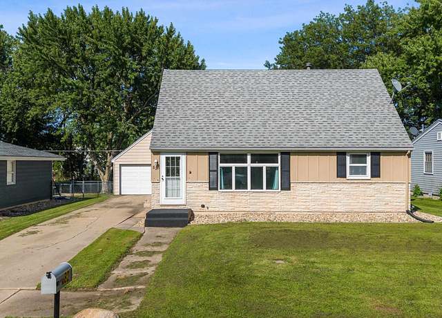Property at 82 Sunny Cir, Mason City, IA 50401, 3 beds, 2 baths