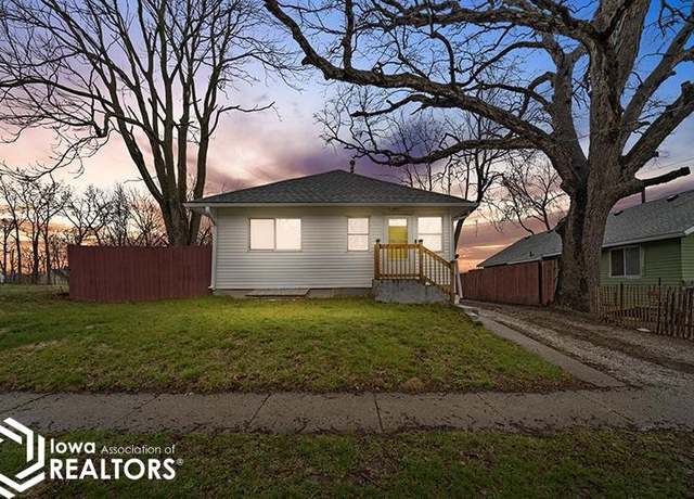 Property at 2209 Lincoln Ave, Des Moines, IA 50310, 3 beds, 2 baths