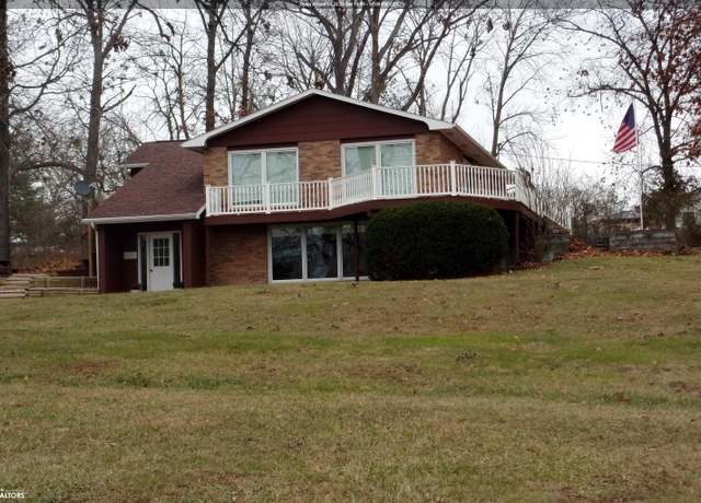 Property at 1411 Elm St, Hamilton, IL 62341, 3 beds, 2.5 baths