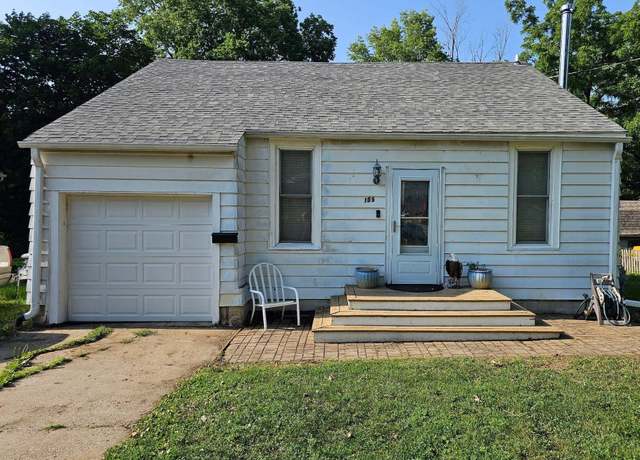 Property at 105 K Ave W, Oskaloosa, IA 52577, 3 beds, 2.5 baths