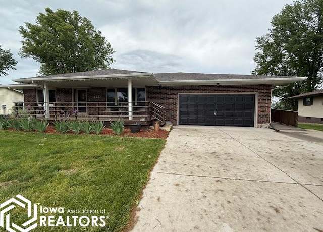 Property at 1123 E Linden Dr, Mount Pleasant, IA 52641, 4 beds, 3.5 baths