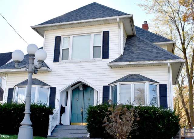 Property at 406 W Maple St, Centerville, IA 52544, 4 beds, 4 baths