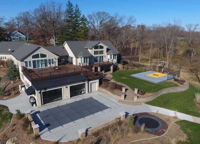 Property at 11008 Oak Ridge Rd, Burlington, IA 52601, 5 beds, 4.5 baths