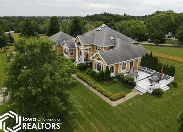 Property at 1105 Lakeview Dr, Fairfield, IA 52556, 4 beds, 4.5 baths