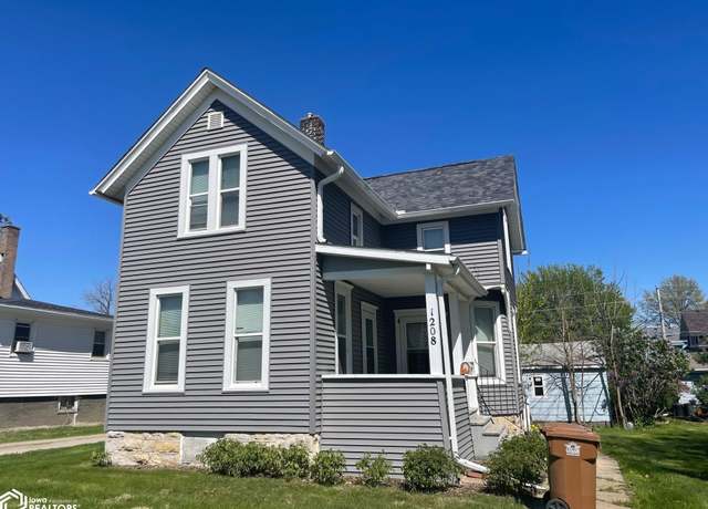 Property at 1208 Main St, Grinnell, IA 50112, 4 beds, 2 baths