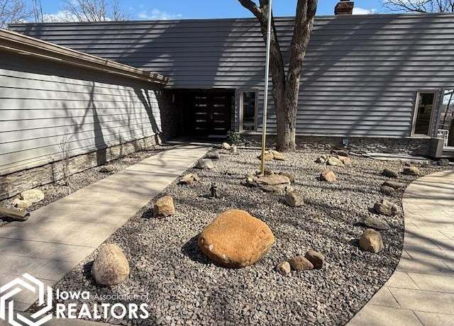 Property at 115 Sunset Dr, Algona, IA 50511, 5 beds, 4 baths