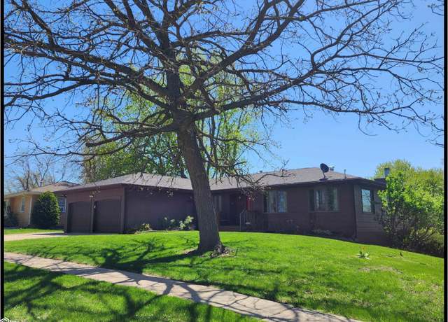 Property at 305 E 21st St, Atlantic, IA 50022, 4 beds, 3 baths