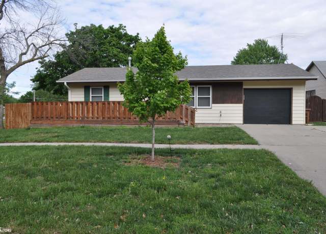 Property at 926 N Court St, Carroll, IA 51401, 2 beds, 2 baths