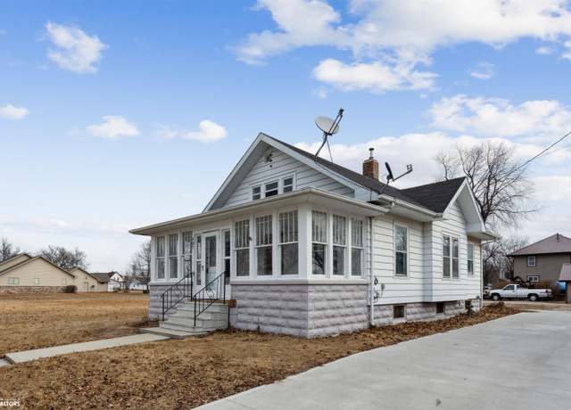 Property at 403 S 3rd St, Montezuma, IA 50171, 3 beds, 1 bath