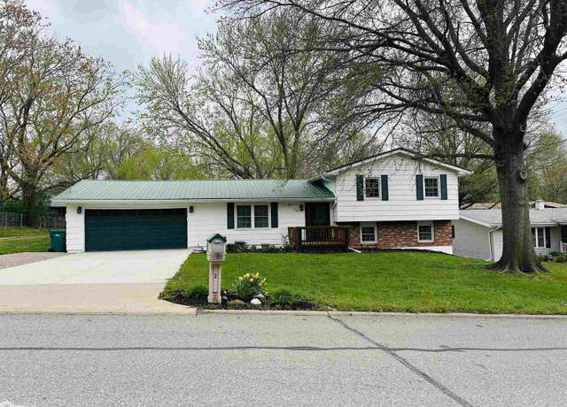 Property at 505 E Madison Ave, Fairfield, IA 52556, 3 beds, 2 baths