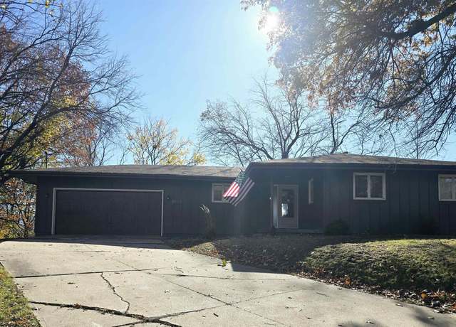 Property at 1702 B Ave E, Oskaloosa, IA 52577, 3 beds, 2.5 baths