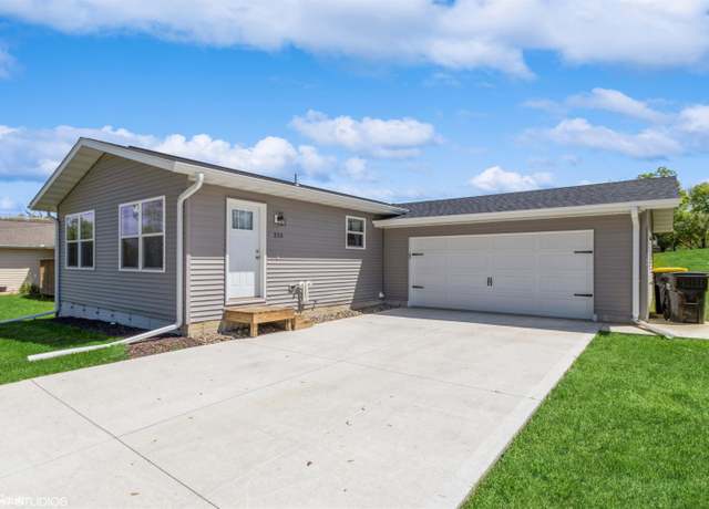Property at 215 N Lincoln St, Osceola, IA 50213, 3 beds, 2 baths