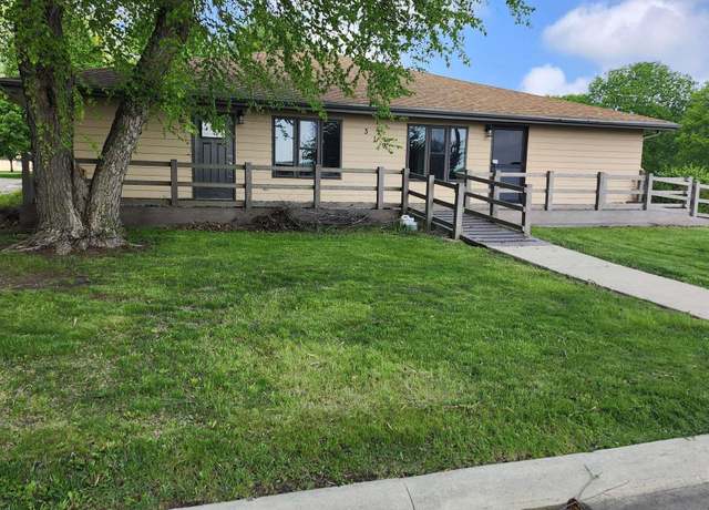 Property at 319 Country Club Dr, Belmond, IA 50421, 4 beds, 3 baths