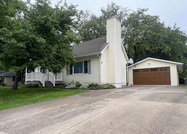 Property at 403 E Pierce Ave, Fairfield, IA 52556, 3 beds, 2 baths
