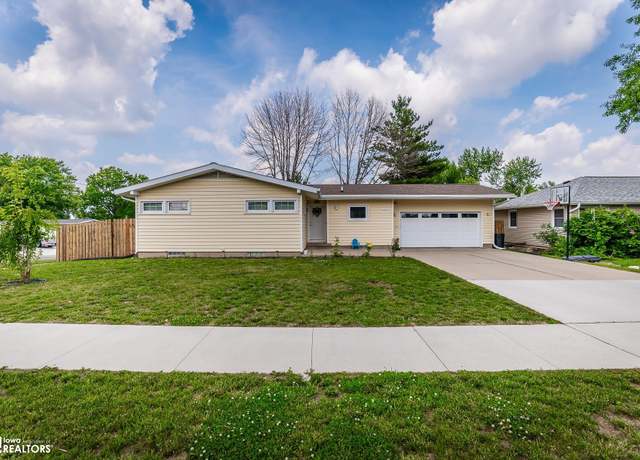 Property at 307 Edgeland Dr, Marshalltown, IA 50158, 3 beds, 2 baths