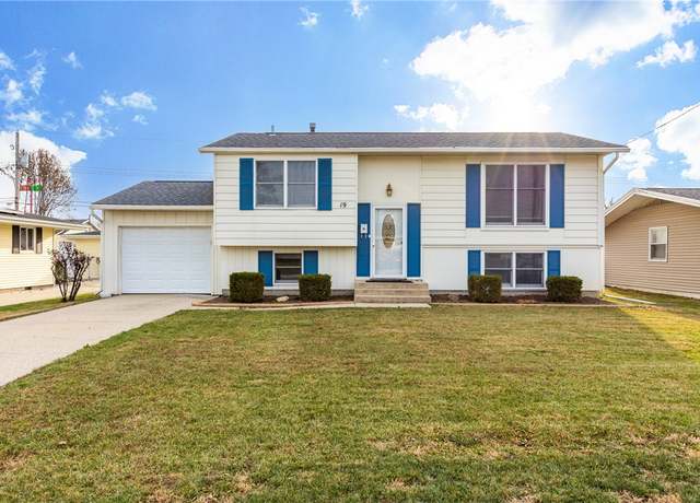 Property at 19 Rollin Hills Blvd, Effingham, IL 62401, 3 beds, 1.5 baths