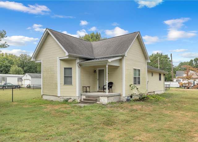 Property at 429 N Shelby St, Moweaqua, IL 62550, 2 beds, 1.5 baths