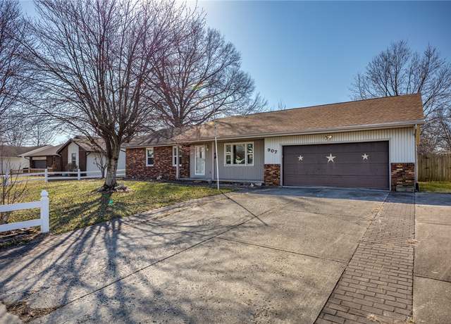 Property at 907 Flame Ave, Effingham, IL 62401, 3 beds, 2 baths