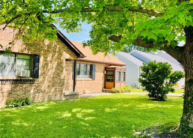 Property at 208 Roosevelt St, Paris, IL 61944, 3 beds, 1.5 baths