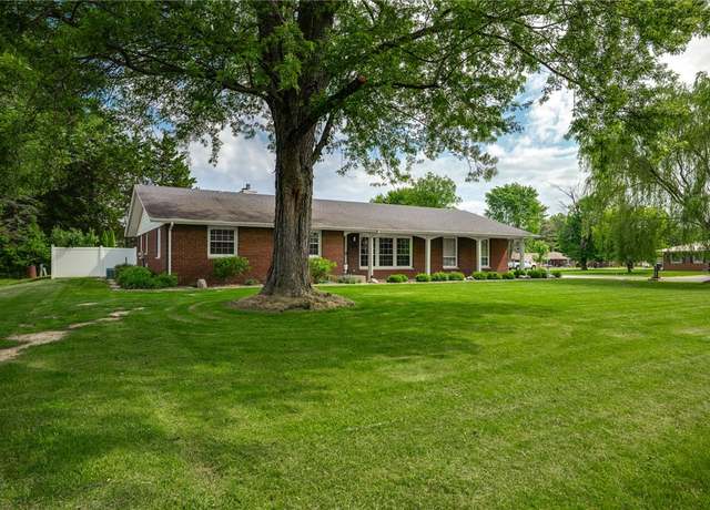 Property at 100 Pine Dr, Effingham, IL 62401, 3 beds, 3.5 baths